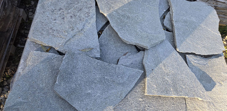 Harmaa luonnonkivi